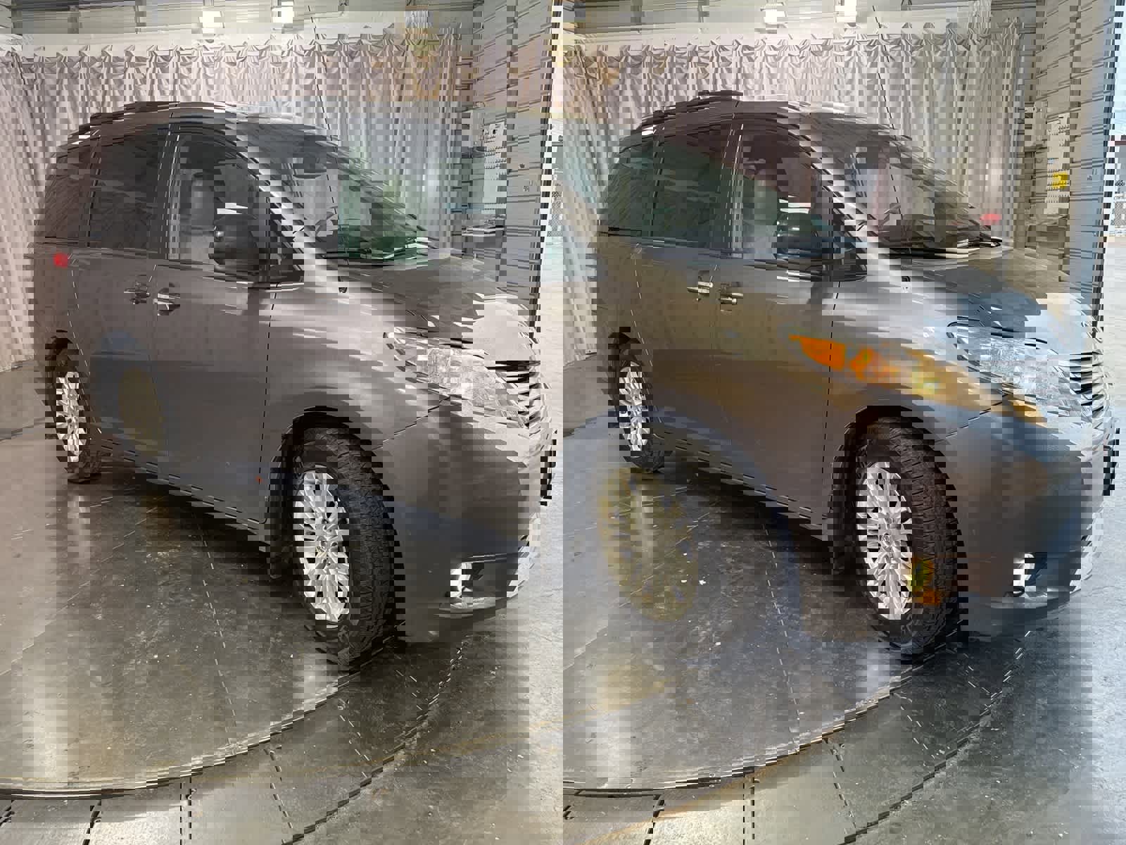 Used 2014 Toyota Sienna XLE image 2