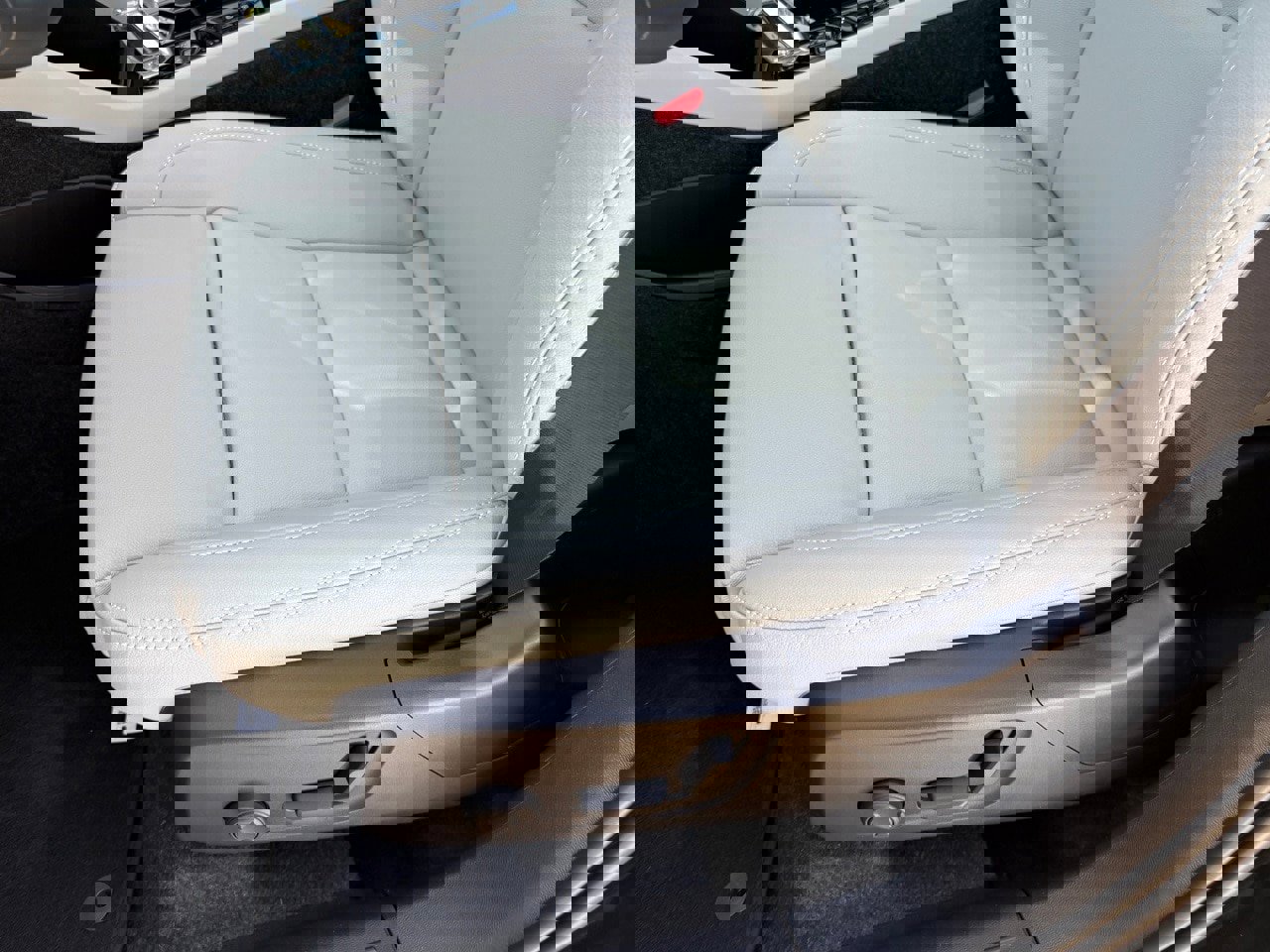 New 2025 Volvo XC40 B5 Plus w/ Protection Package Premier image 16