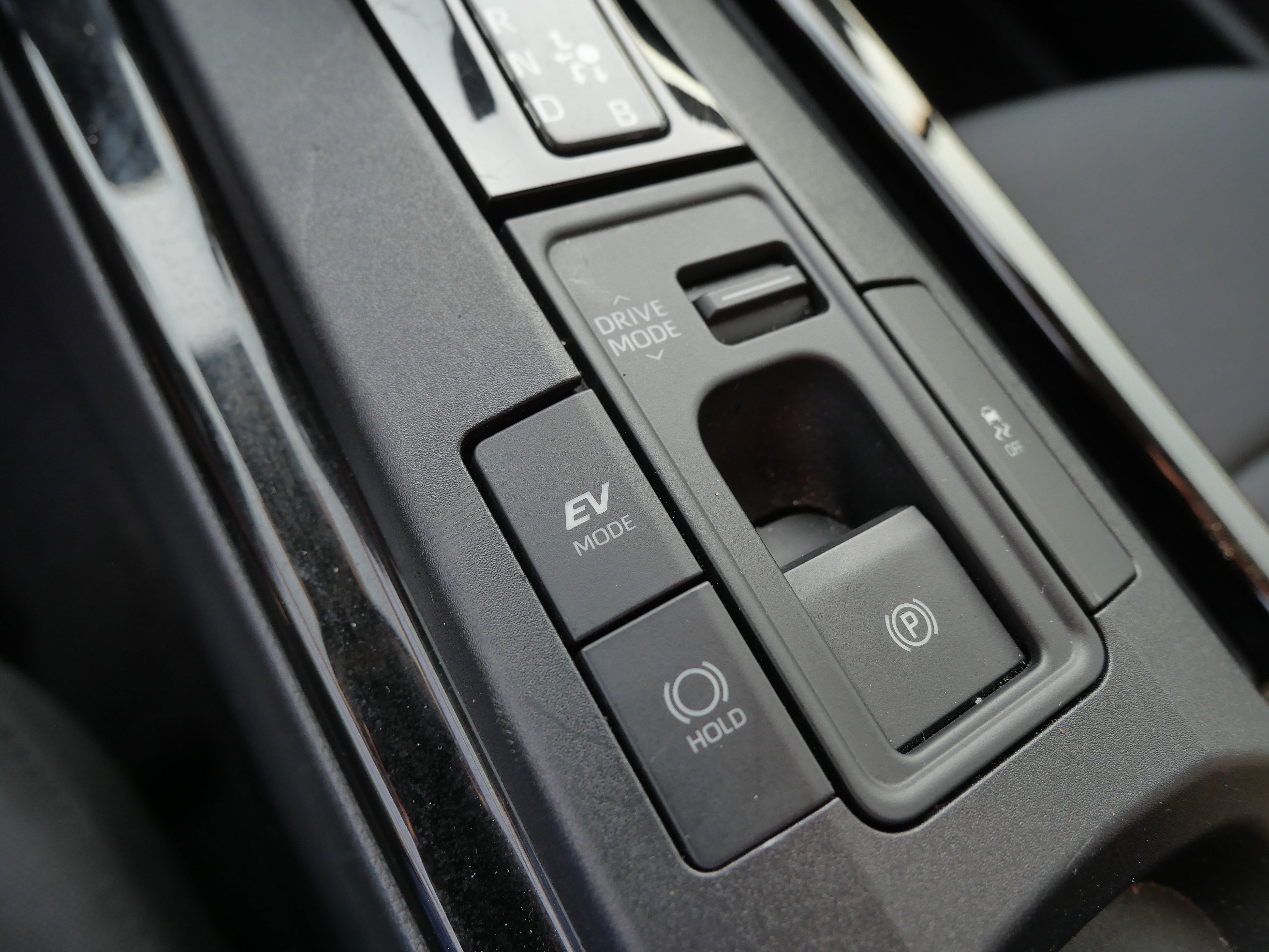 Certified 2025 Toyota Prius LE FWD image 32