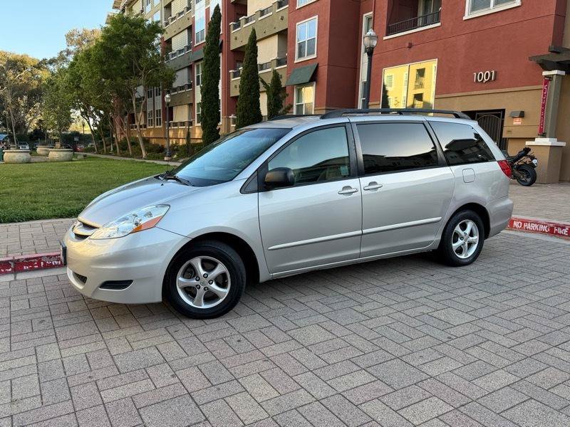Used 2010 Toyota Sienna LE FWD image 3
