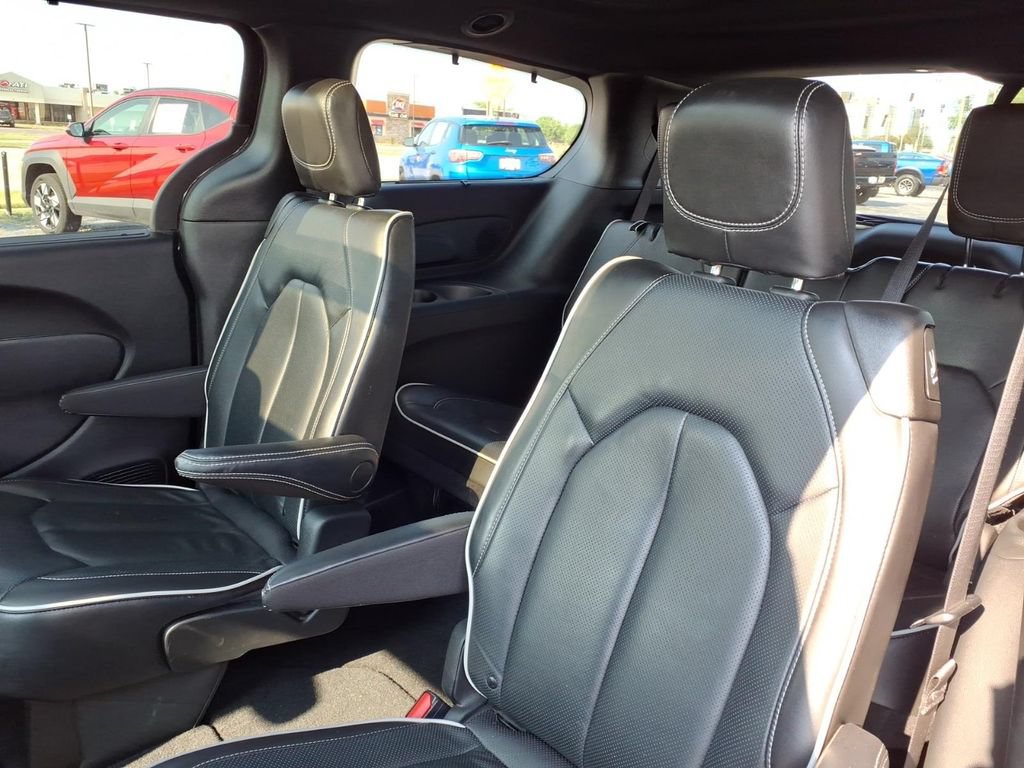 Certified 2025 Chrysler Pacifica Limited FWD image 16