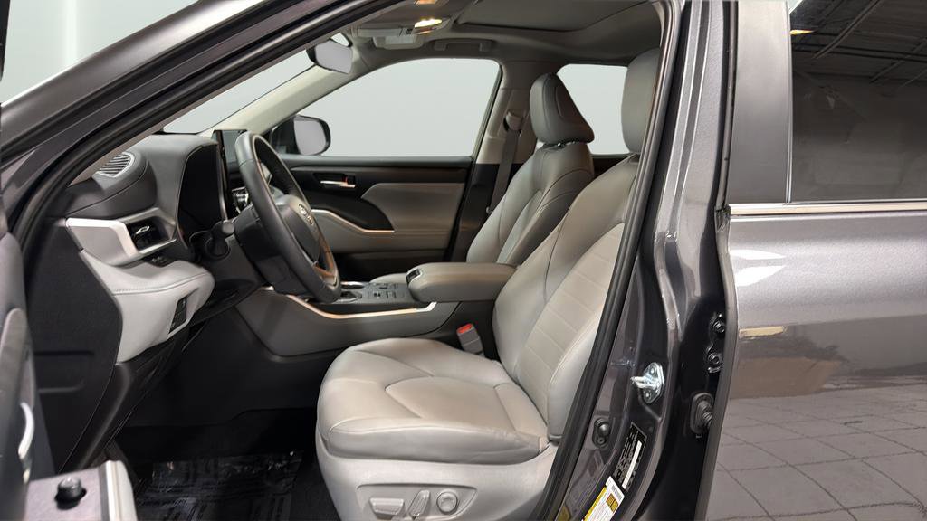 Used 2025 Toyota Highlander XLE AWD/4WD image 23