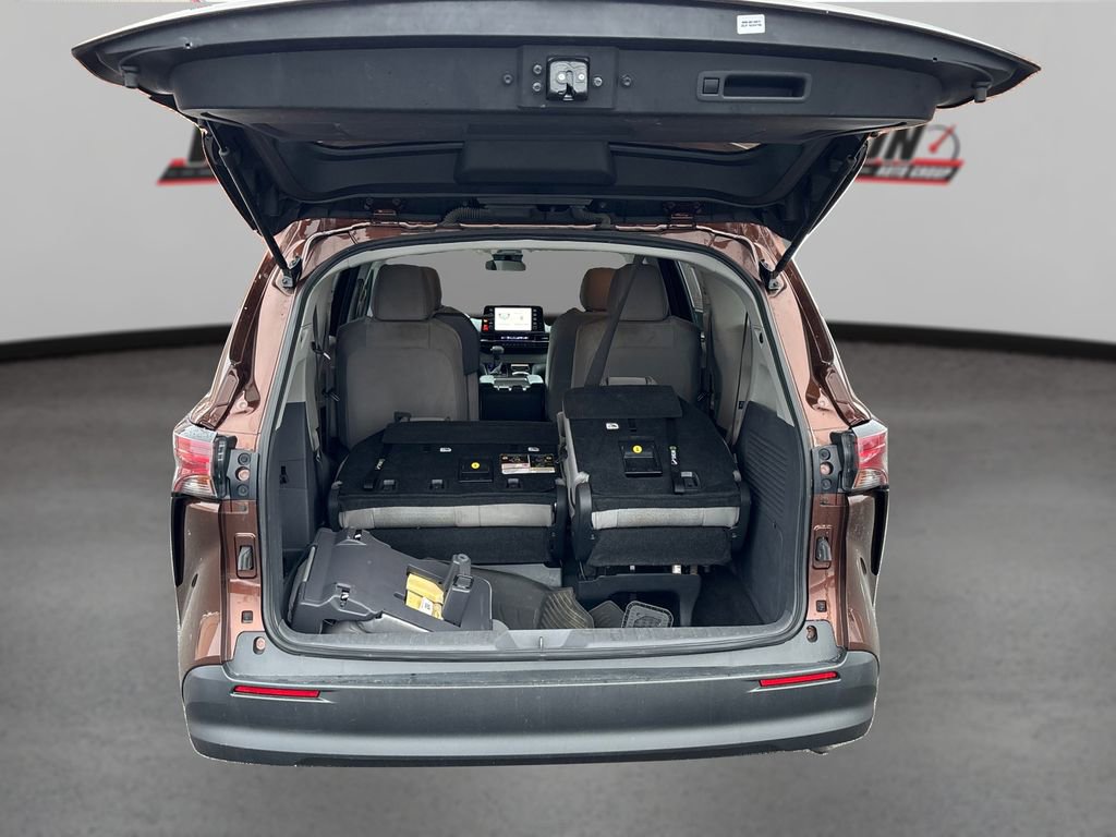 Used 2021 Toyota Sienna LE image 11