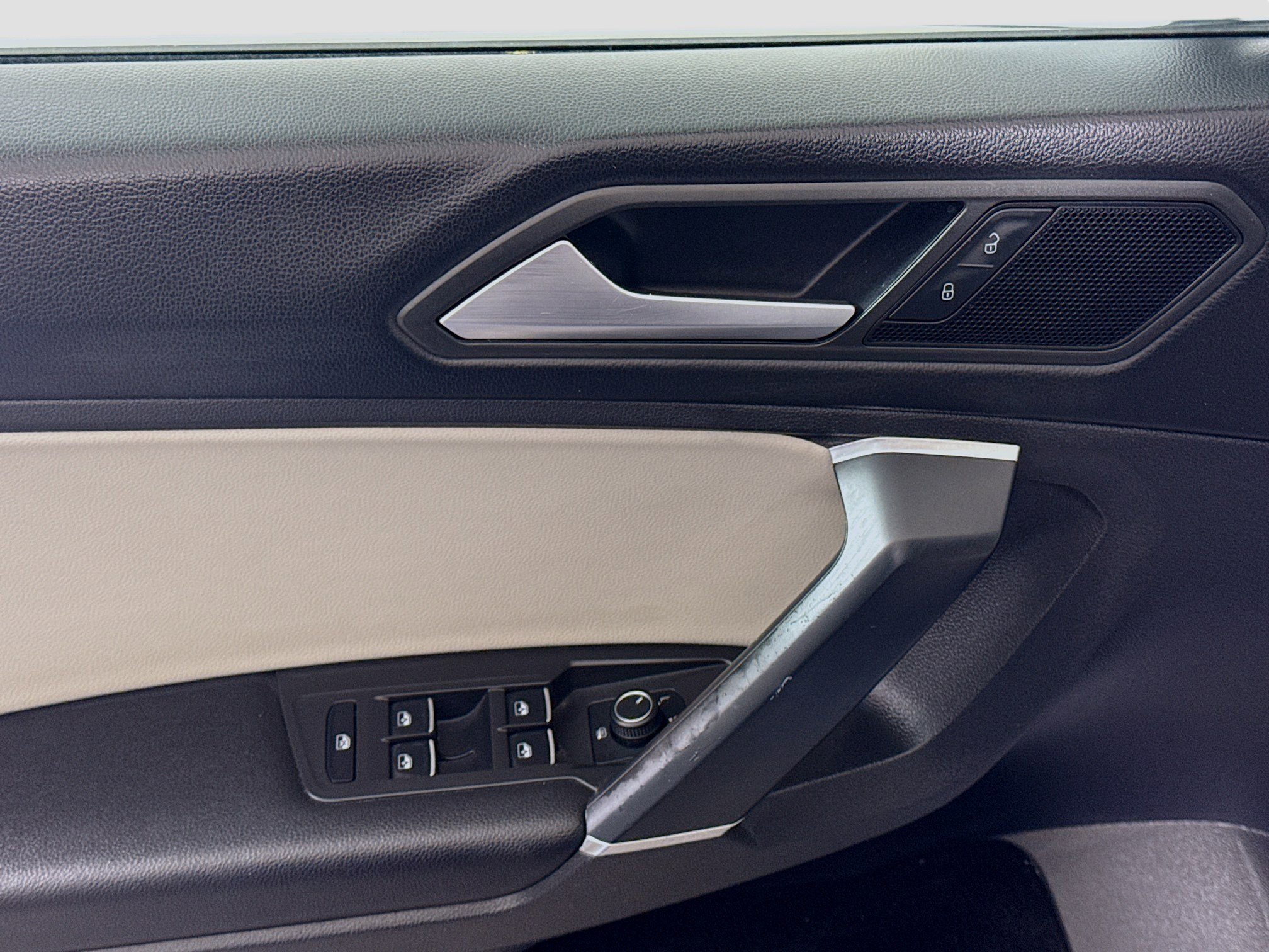 Used 2020 Volkswagen Tiguan SE image 24