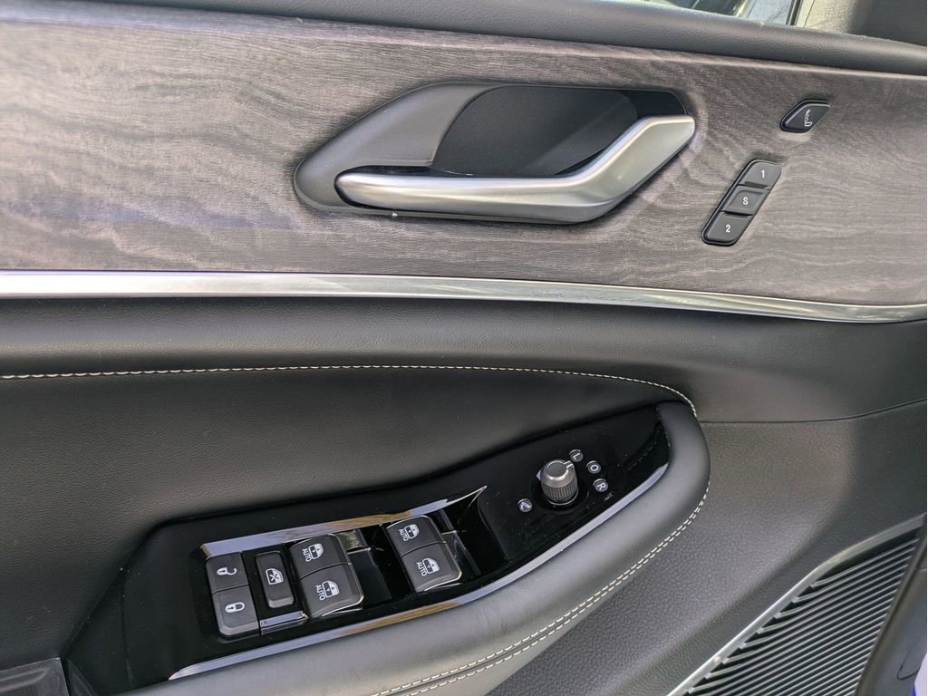 Used 2022 Jeep Grand Cherokee Overland w/ Advanced Protech Group III image 13