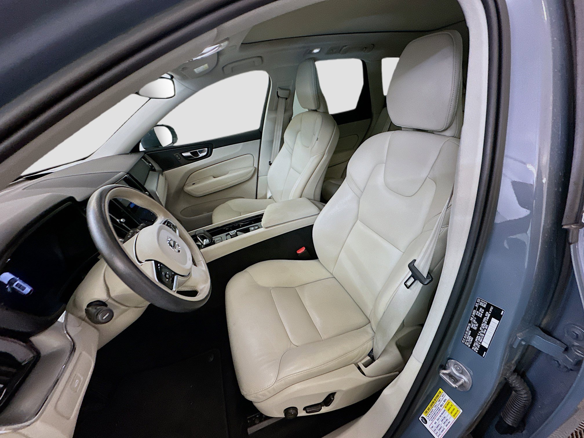 Used 2023 Volvo XC60 B5 Core image 13