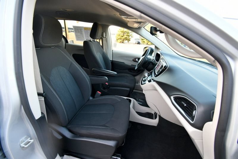 Used 2024 Chrysler Voyager LX FWD image 18