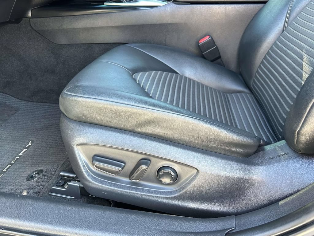 Used 2019 Toyota Camry SE w/ Convenience Package FWD image 17