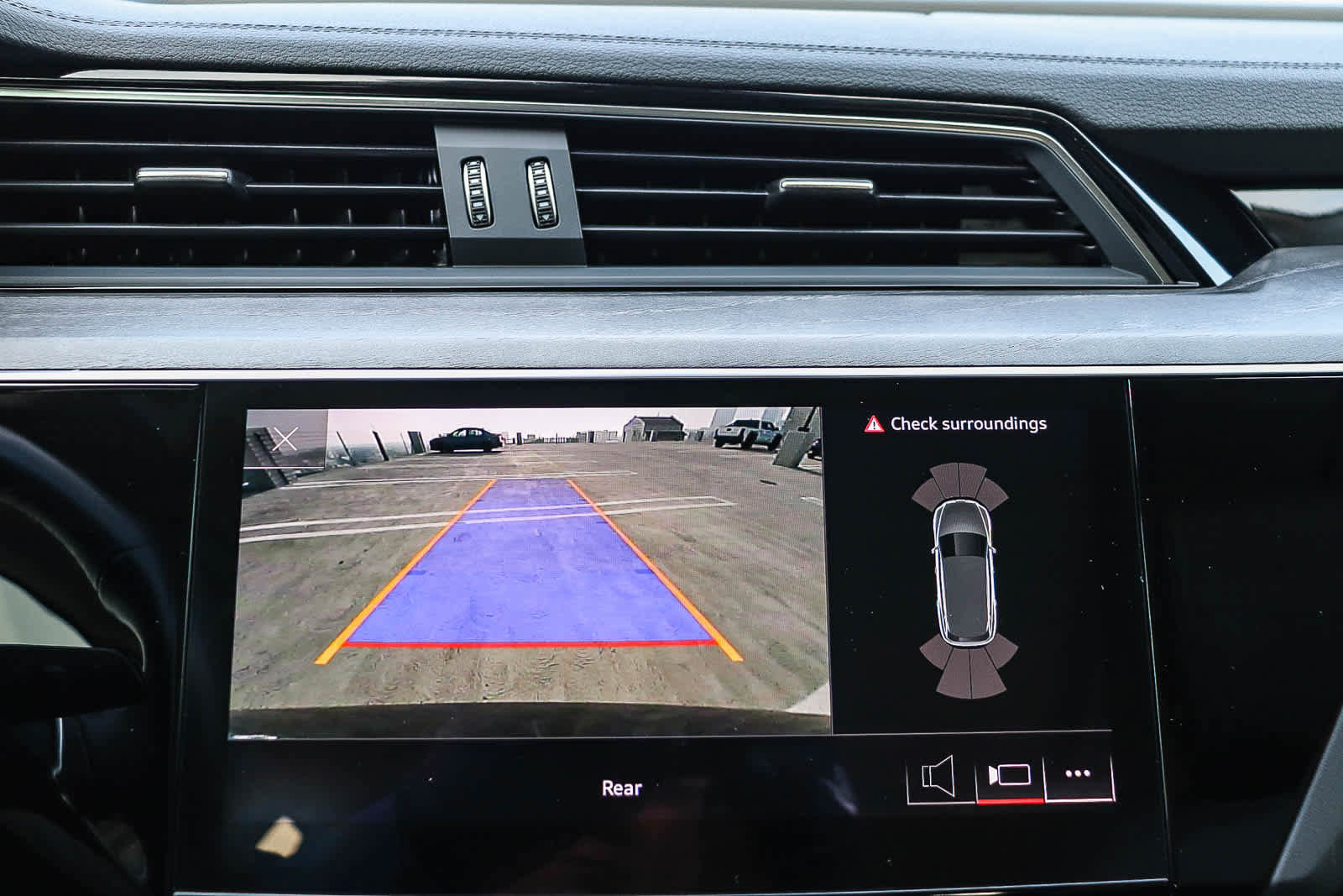 Used 2024 Audi Q8 e-tron Premium image 35