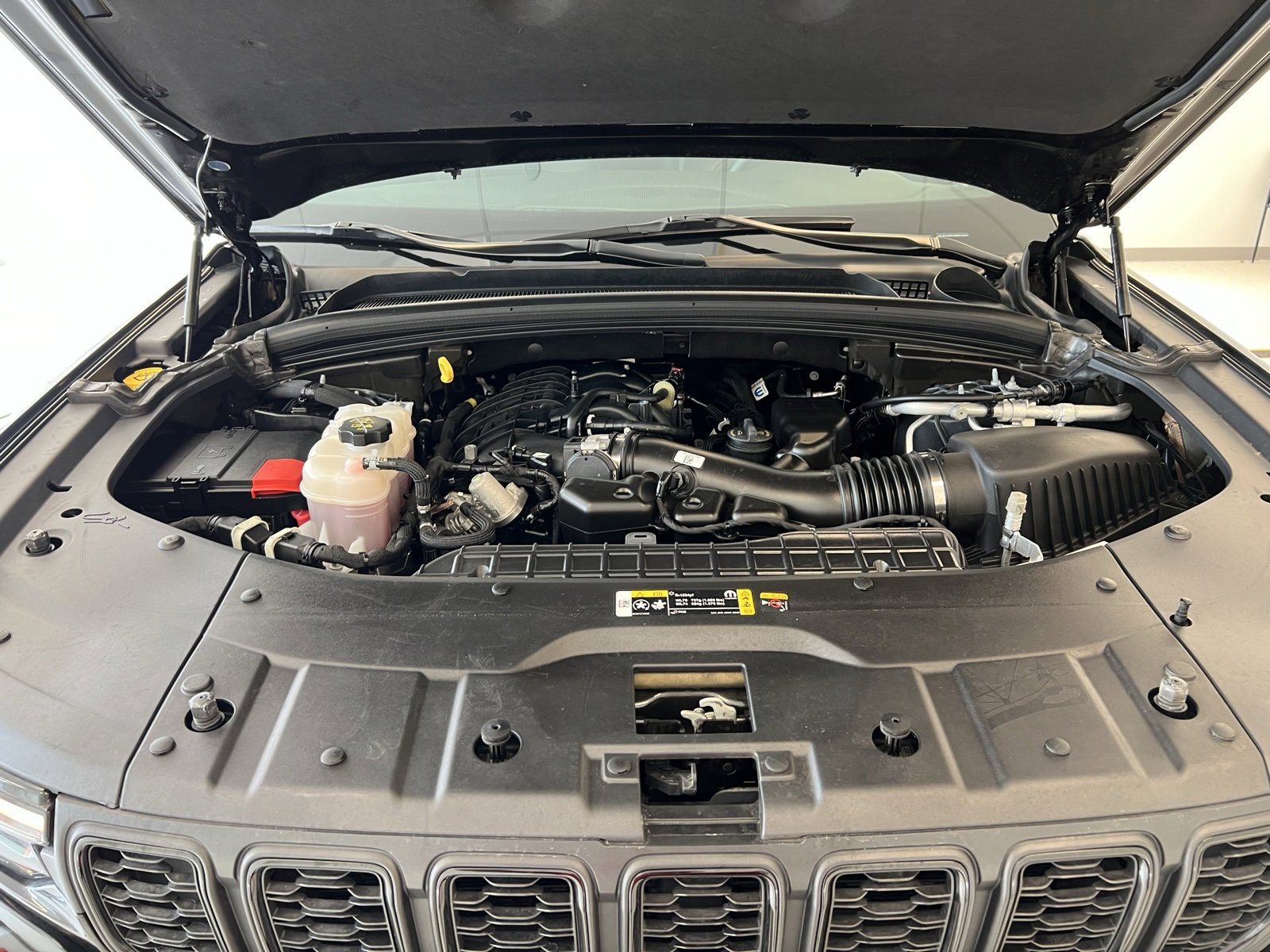 Used 2024 Jeep Grand Cherokee L Limited w/ Black Appearance Package image 65