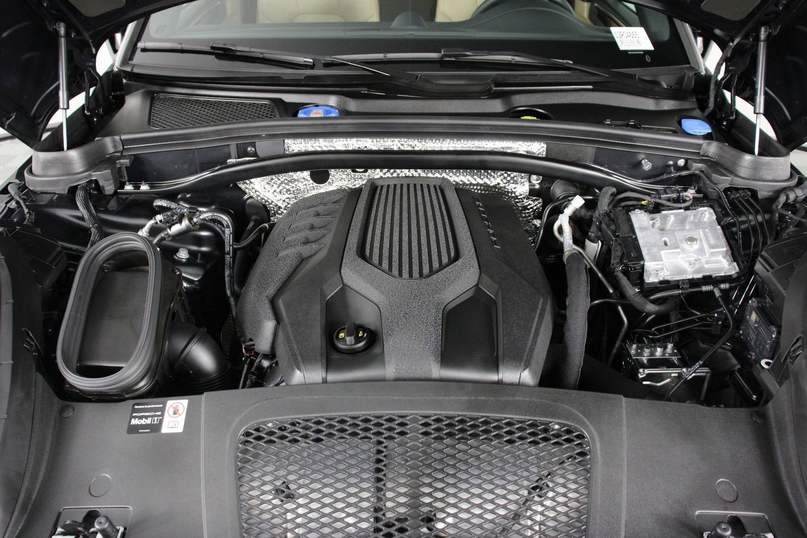 Certified 2025 Porsche Macan image 26