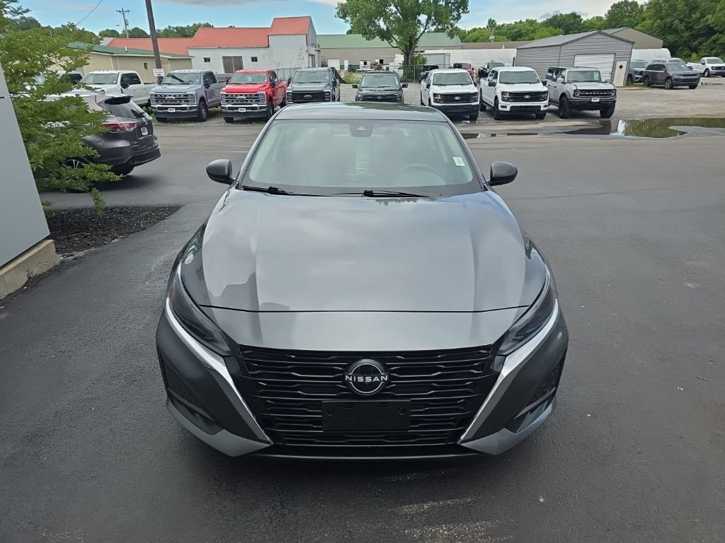 Used 2025 Nissan Altima 2.5 SV FWD image 3