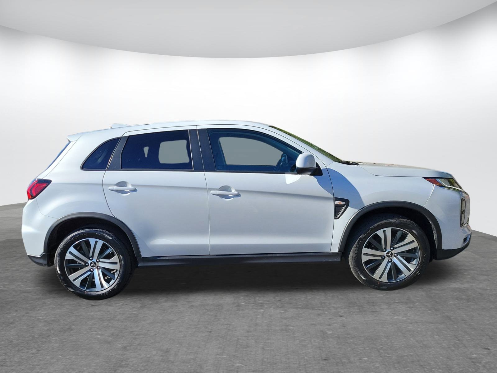 Used 2025 Mitsubishi Outlander Sport SE image 2