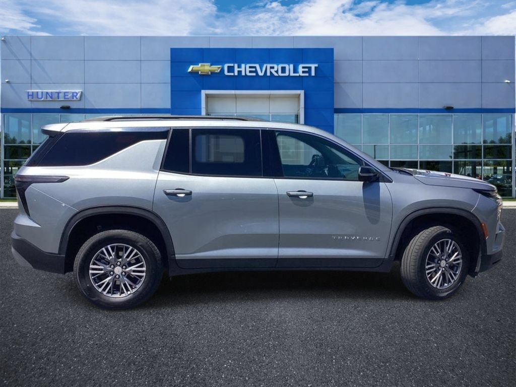 Used 2024 Chevrolet Traverse LT FWD image 4