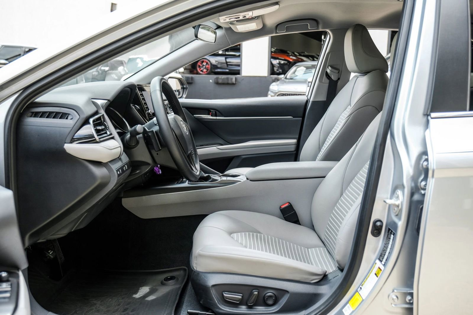 Used 2023 Toyota Camry SE FWD image 3