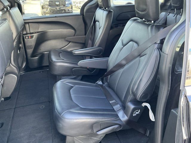 Used 2025 Chrysler Pacifica Select image 12