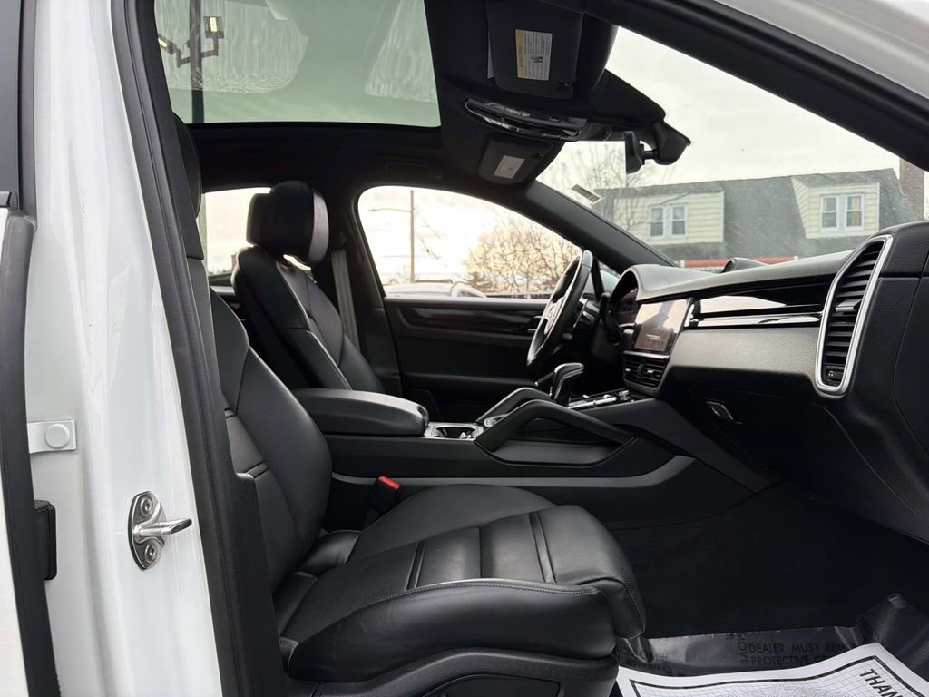 Used 2023 Porsche Cayenne Platinum Edition image 12