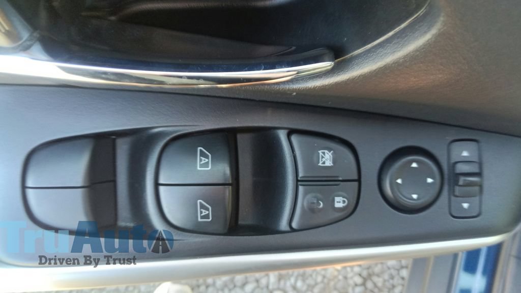 Used 2019 Nissan Kicks SR w/ SR Premium Package FWD image 19