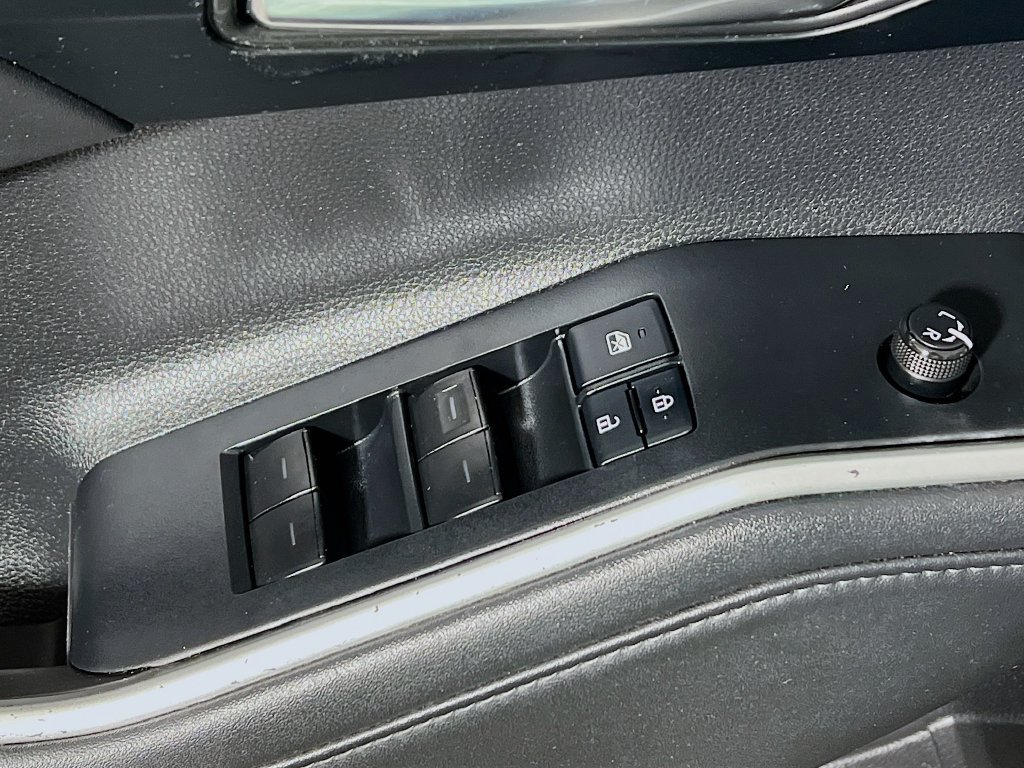 Used 2022 Toyota Highlander XLE AWD/4WD image 16