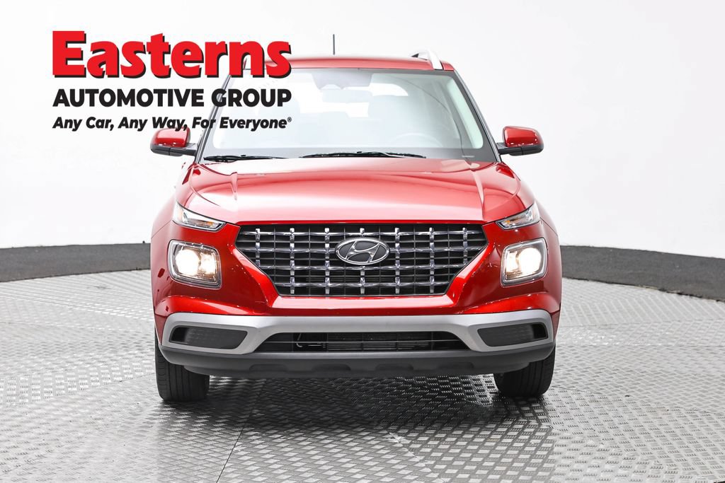 Used 2025 Hyundai Venue SEL FWD image 2