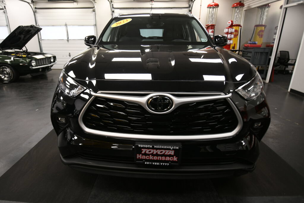 Used 2023 Toyota Highlander XLE AWD/4WD image 2