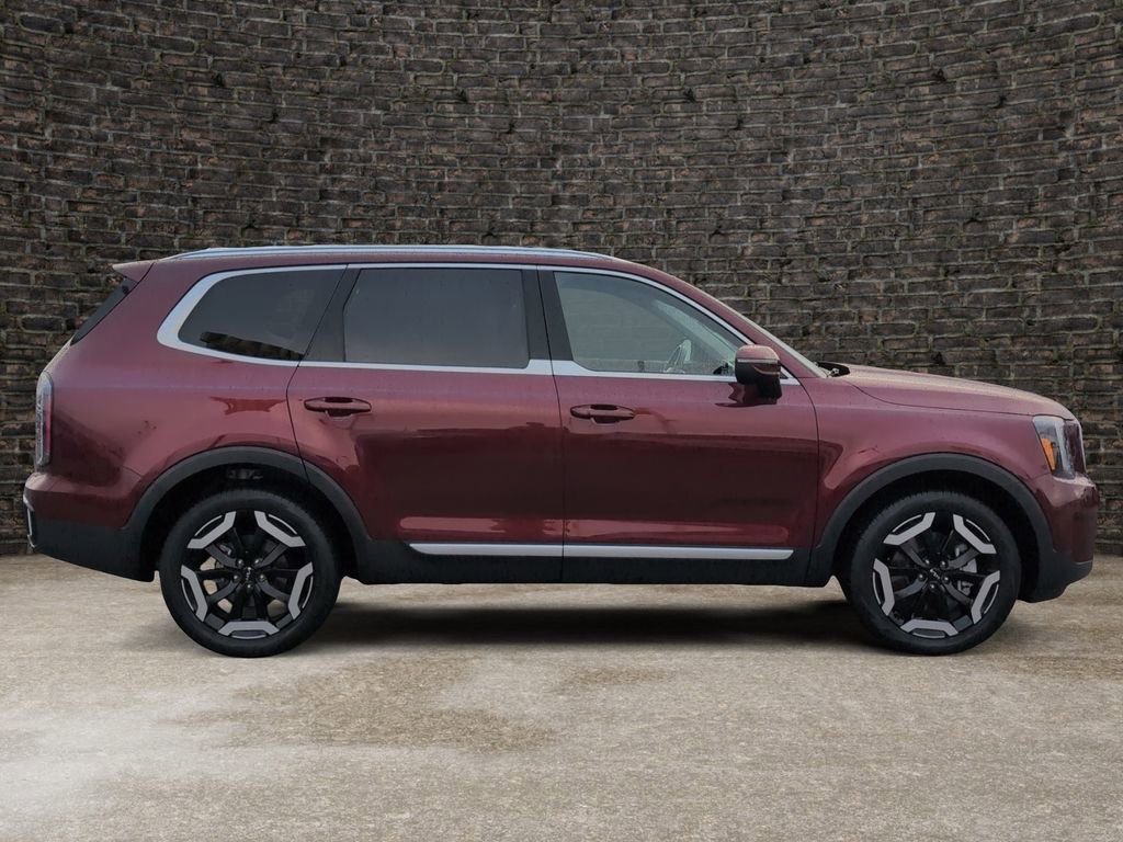 Used 2023 Kia Telluride EX w/ EX Captain's Chair Package image 3