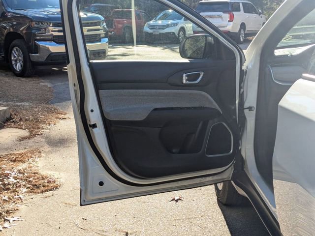 Used 2024 Jeep Compass Latitude image 18