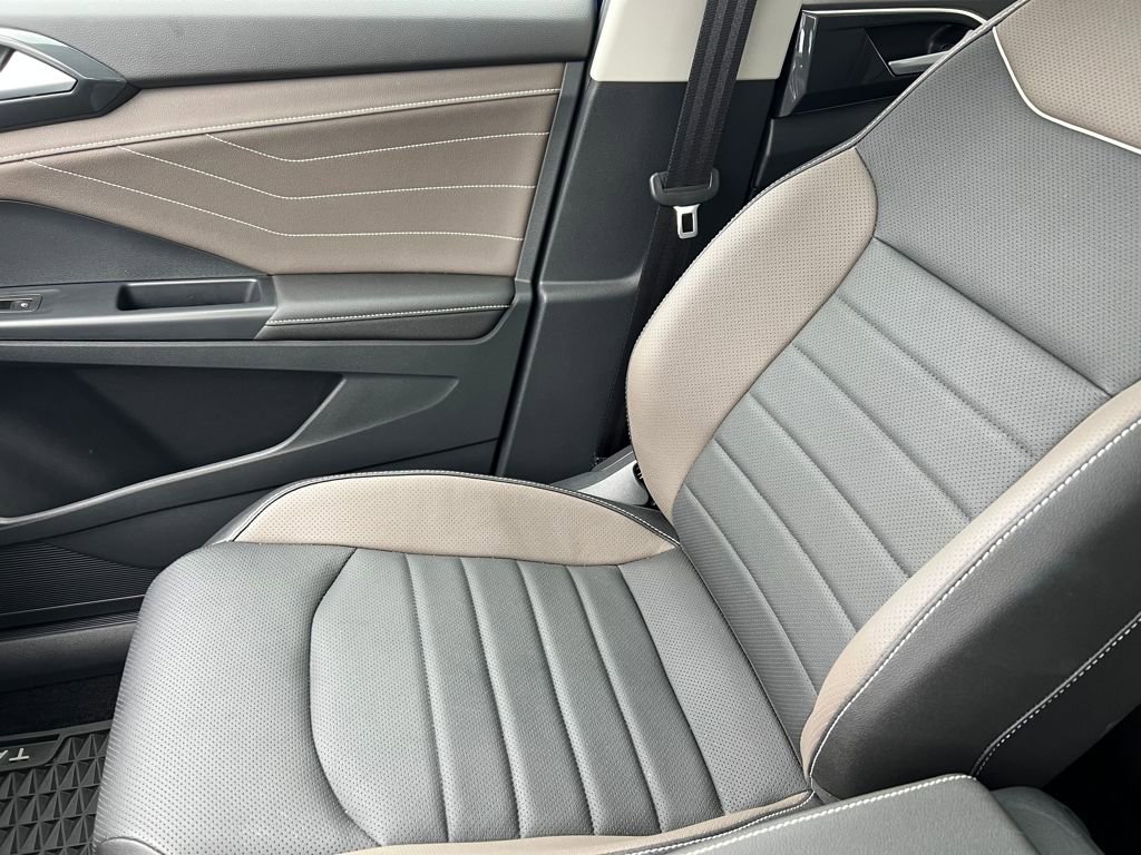 Used 2024 Volkswagen Taos SEL image 32