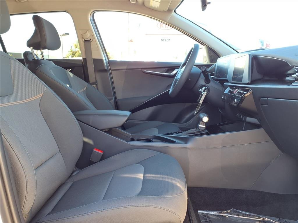 Used 2025 Kia Niro LX image 10
