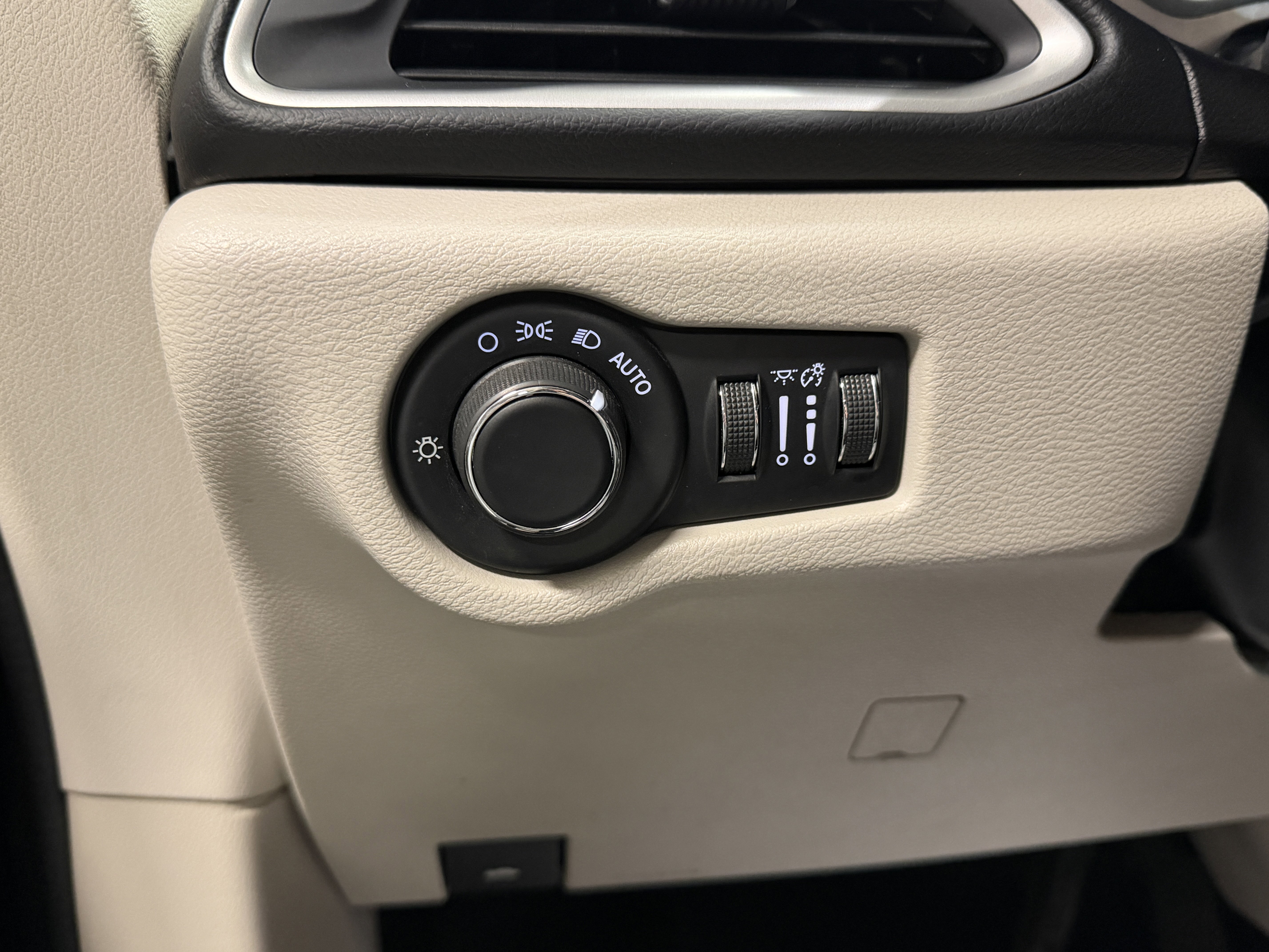 Used 2017 Chrysler Pacifica Touring w/ Tire & Wheel Group image 16