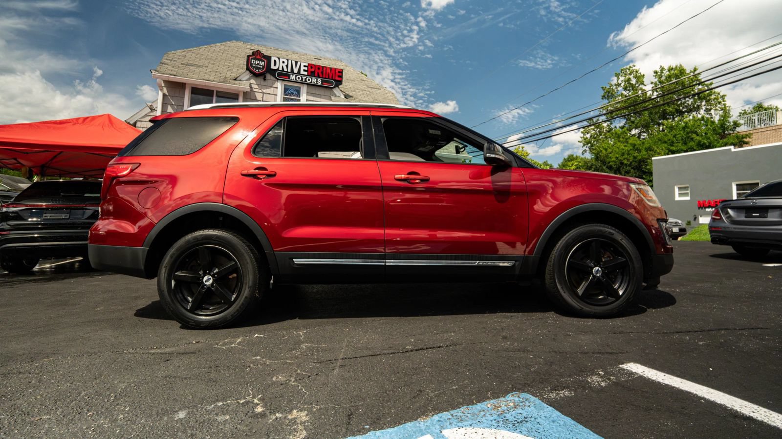 Used 2017 Ford Explorer XLT w/ Equipment Group 202A AWD/4WD image 2