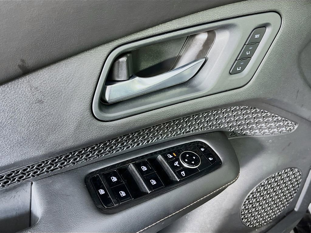 Used 2025 Nissan Ariya AWD image 27