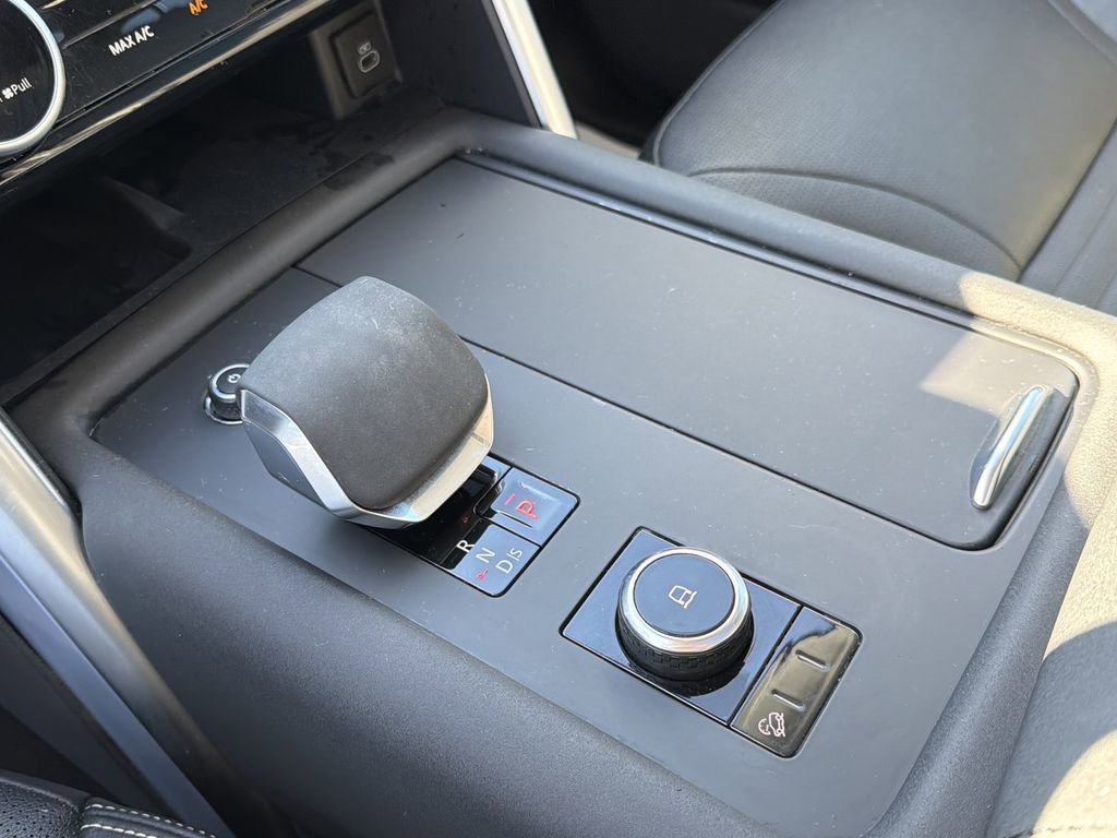 Used 2024 Land Rover Discovery S image 29