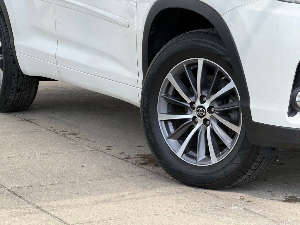 Used 2018 Toyota Highlander XLE image 11
