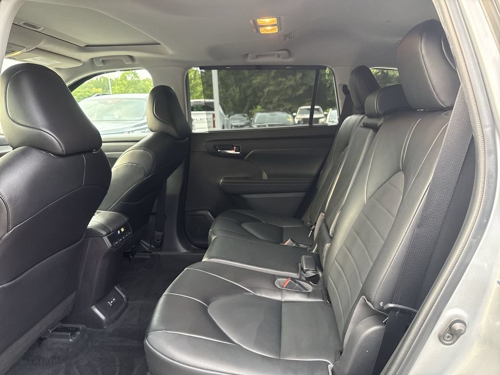 Used 2022 Toyota Highlander XLE AWD/4WD image 25