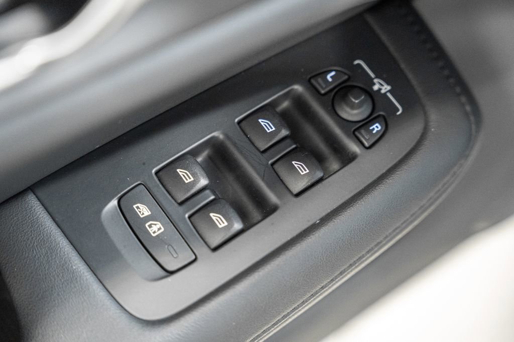 Used 2025 Volvo V60 B5 Cross Country Plus image 37