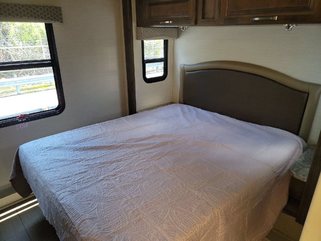Used 2018 Ford E-450 and Econoline 450 Super Duty w/ Motorhome Prep Package RWD image 9