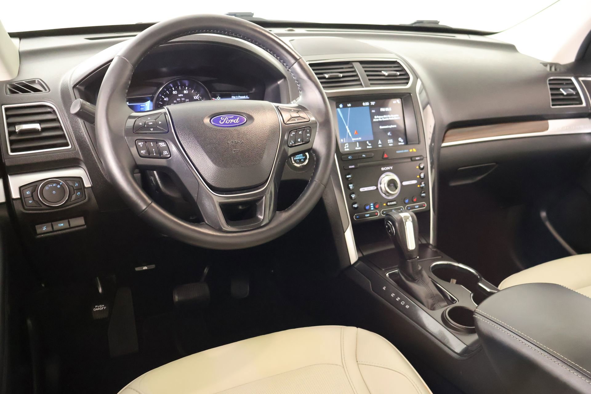 Used 2019 Ford Explorer Limited w/ Limited Luxury Package FWD image 2