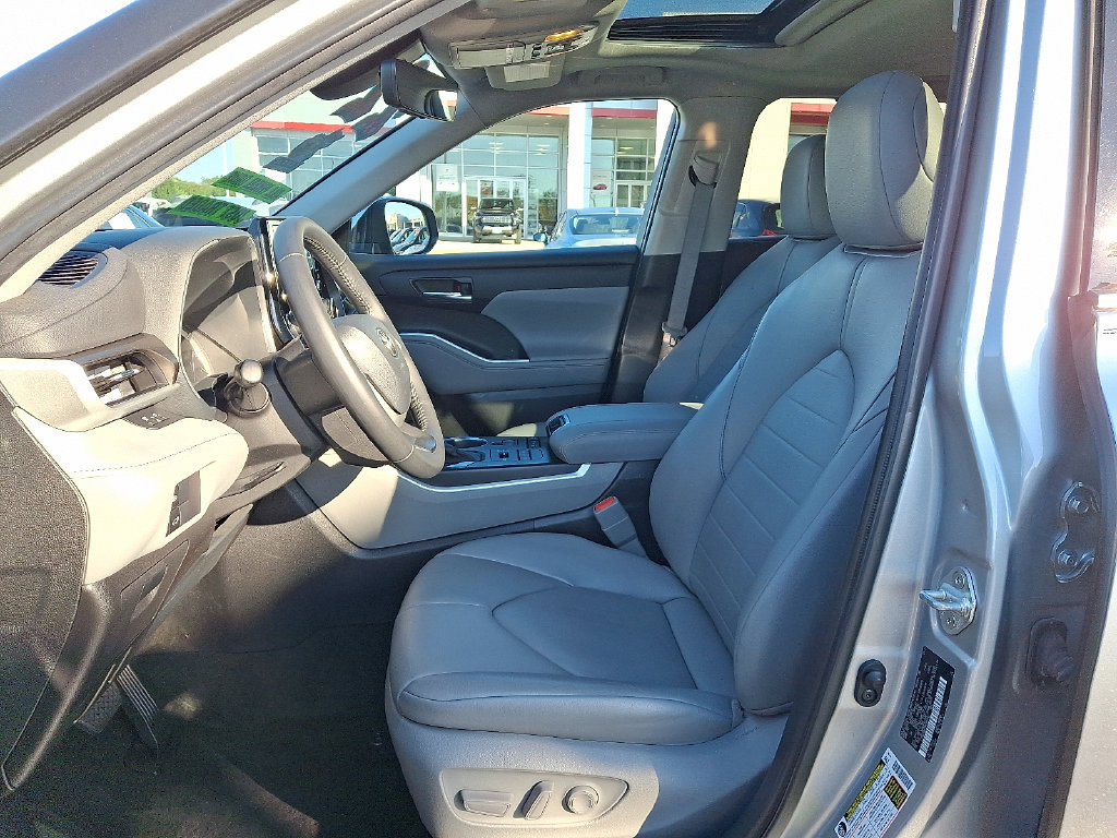 Certified 2022 Toyota Highlander XLE AWD/4WD image 15