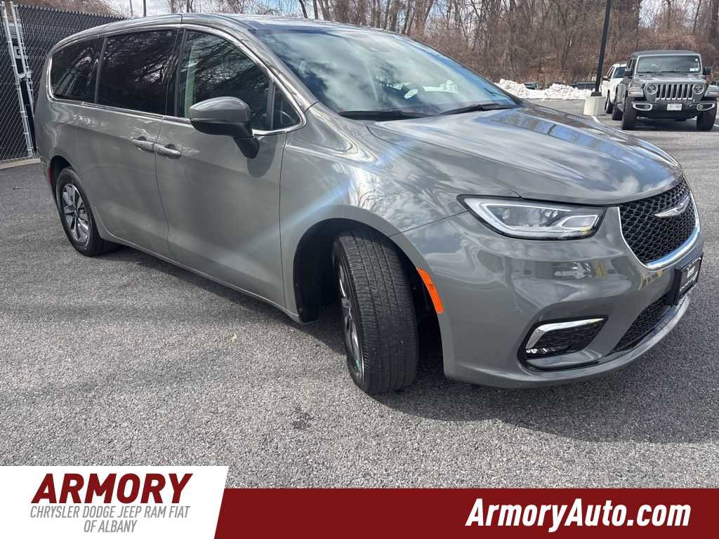 Used 2023 Chrysler Pacifica Touring-L w/ Uconnect Theater Family Group image 3