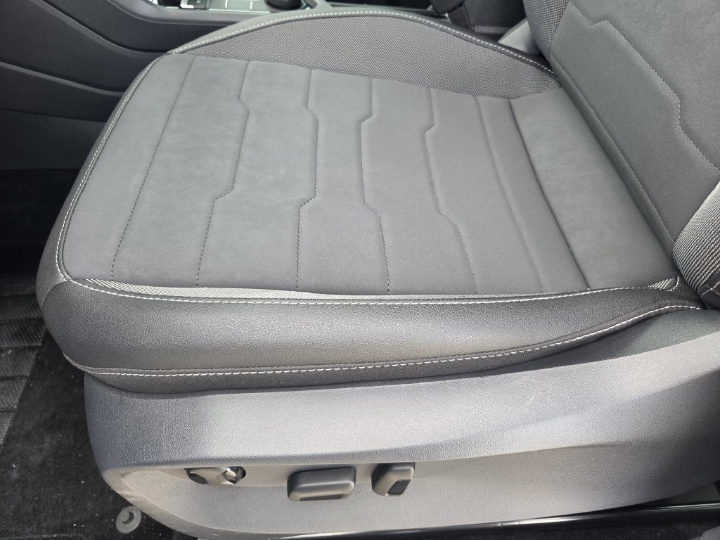 Certified 2025 Volkswagen Taos SE AWD/4WD image 21