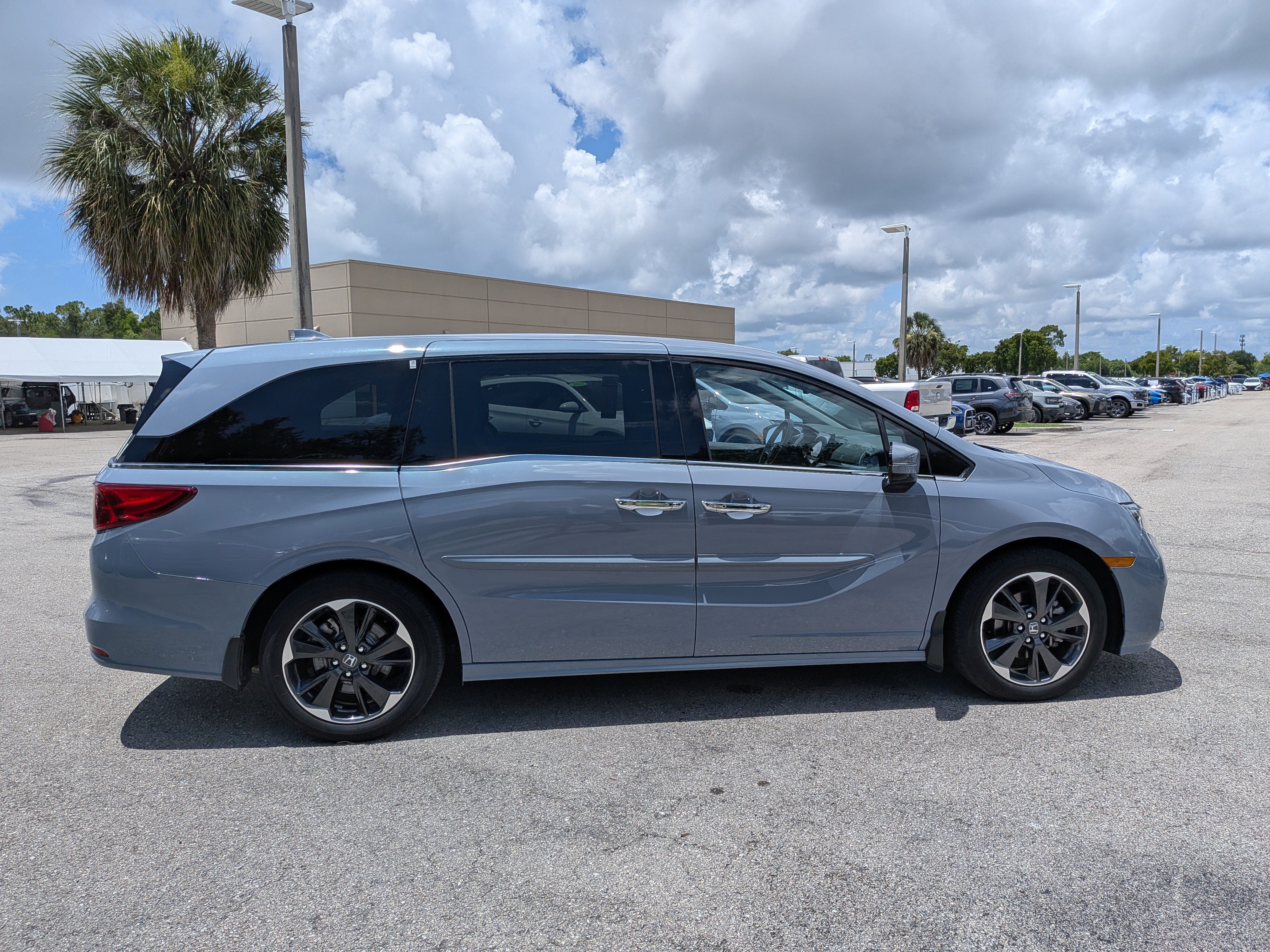 Used 2023 Honda Odyssey Elite image 3