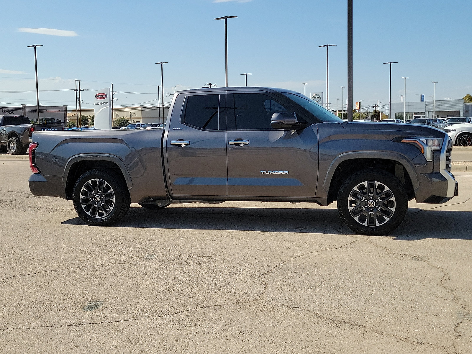 Used 2022 Toyota Tundra Limited AWD/4WD image 5