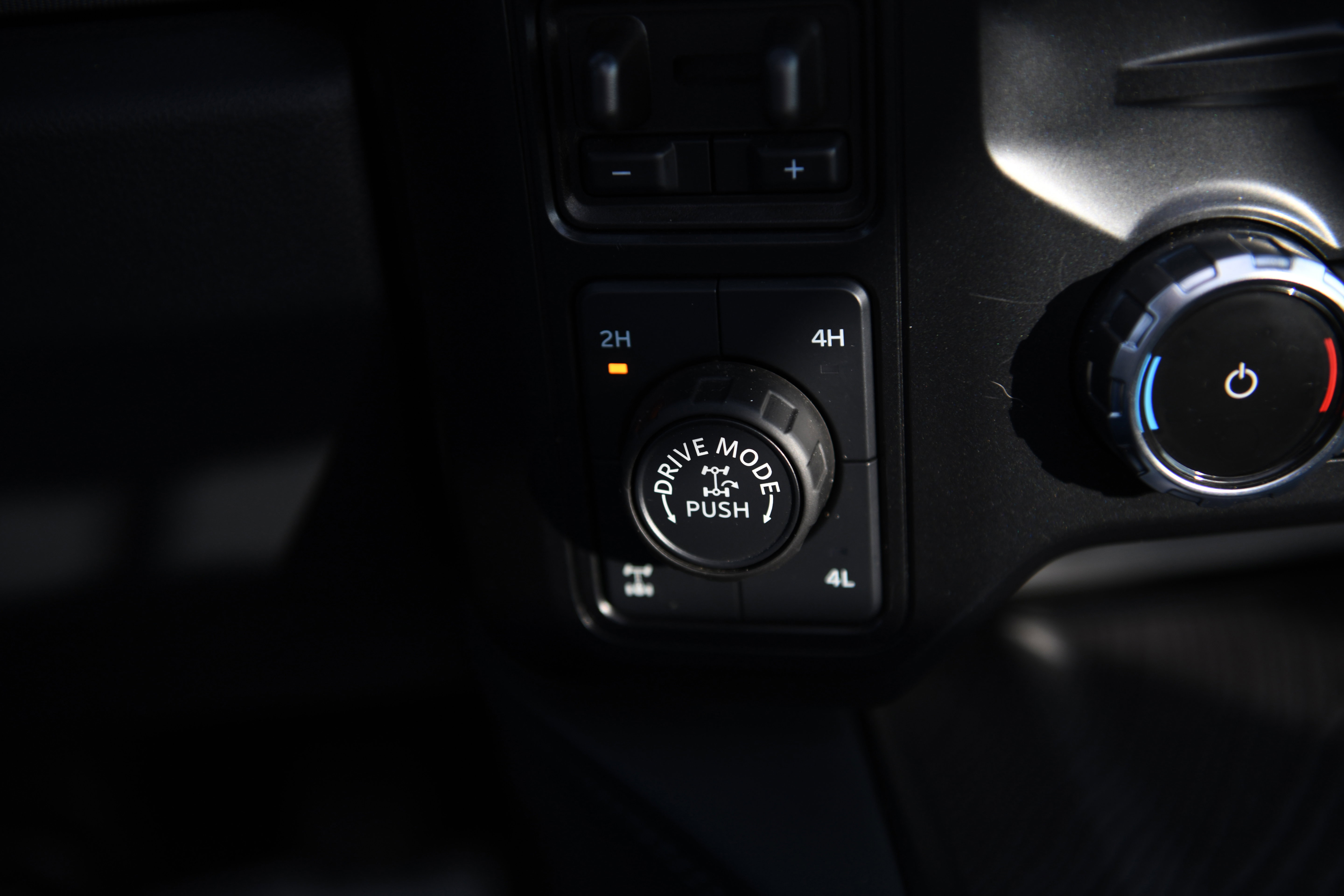 Used 2025 Ford F250 Platinum w/ Tremor Off-Road Package image 32