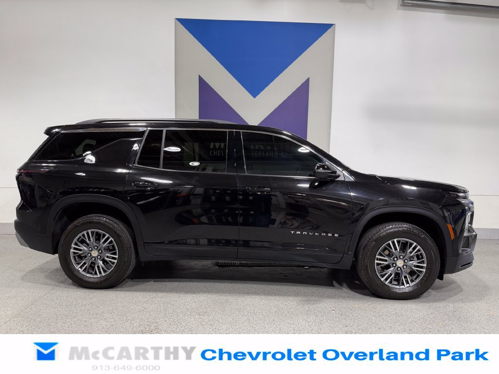 Used 2024 Chevrolet Traverse LT w/ Trailering Package FWD image 4