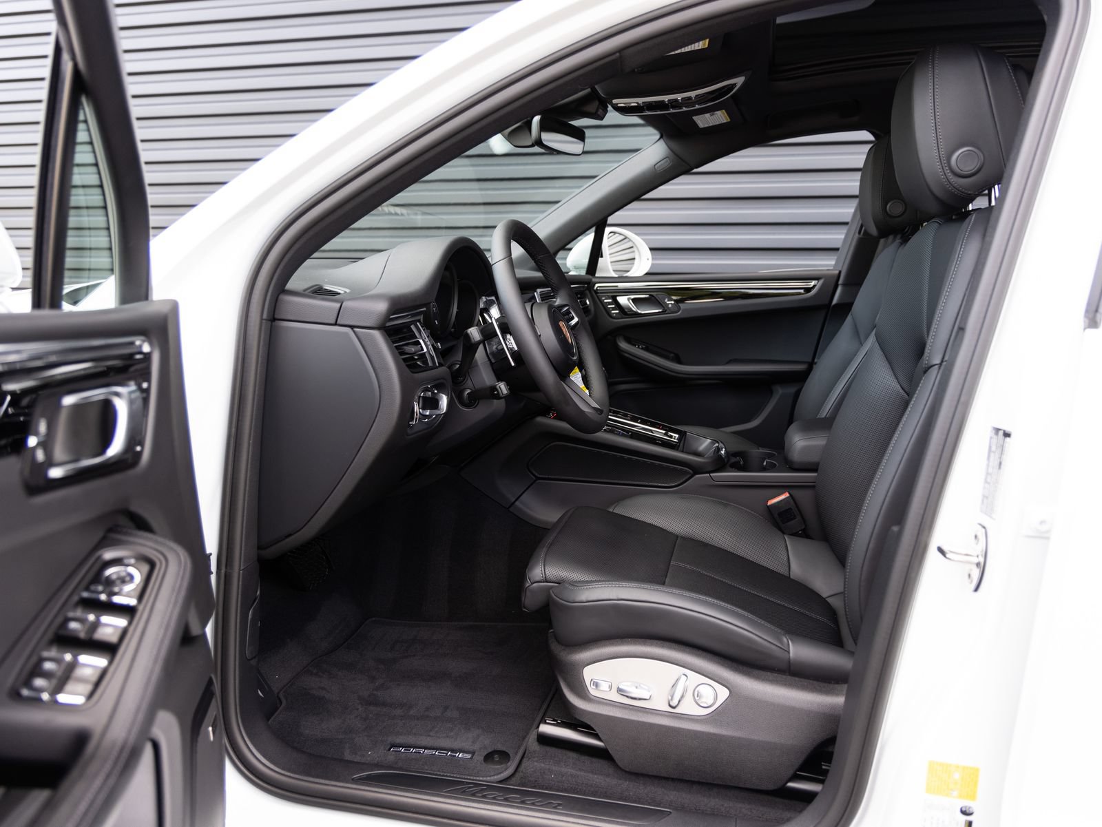 Certified 2026 Porsche Macan AWD/4WD image 23