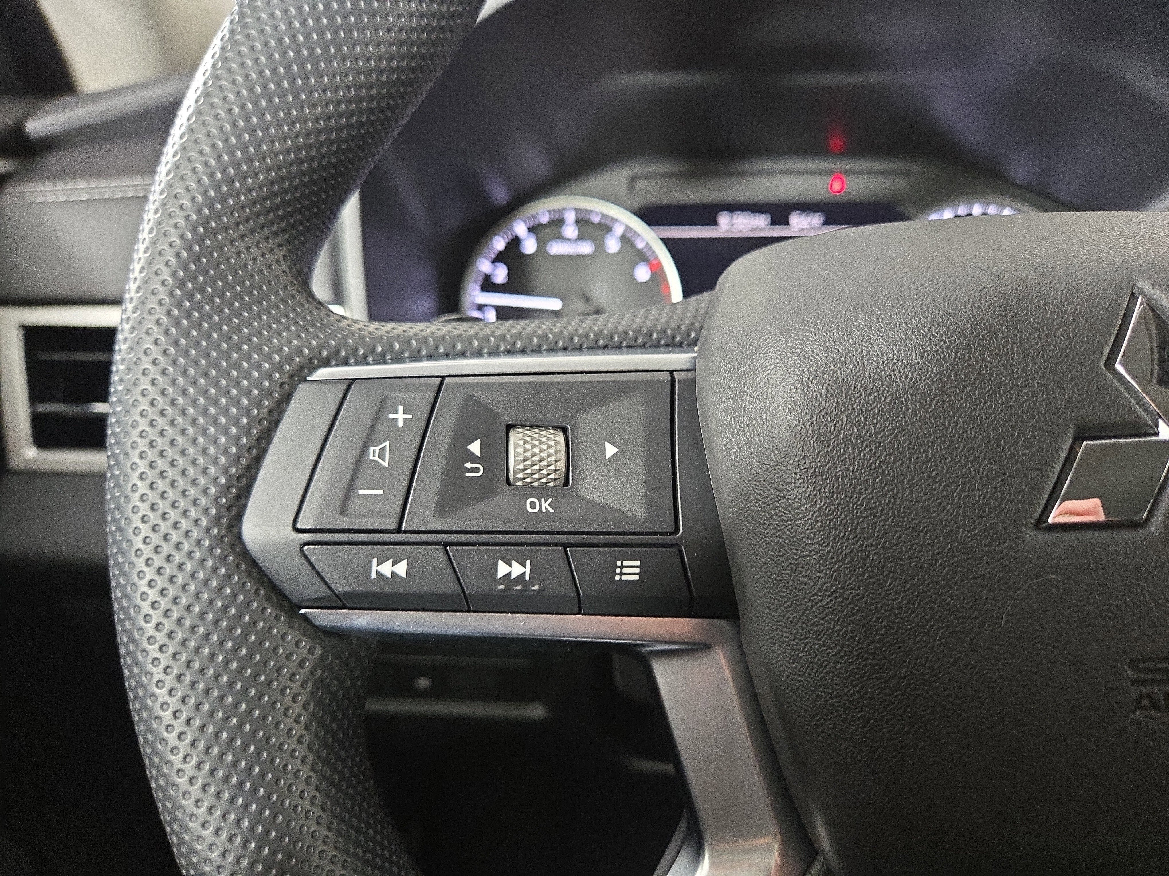 New 2026 Mitsubishi Outlander ES image 14