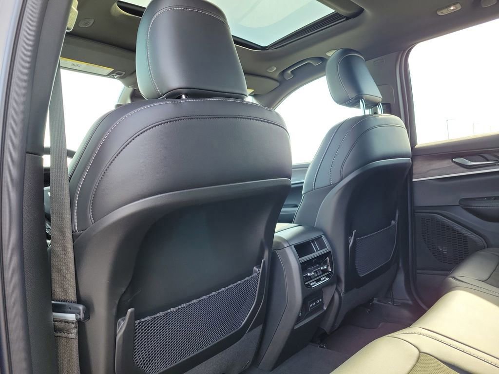 New 2026 Jeep Grand Cherokee Altitude image 7