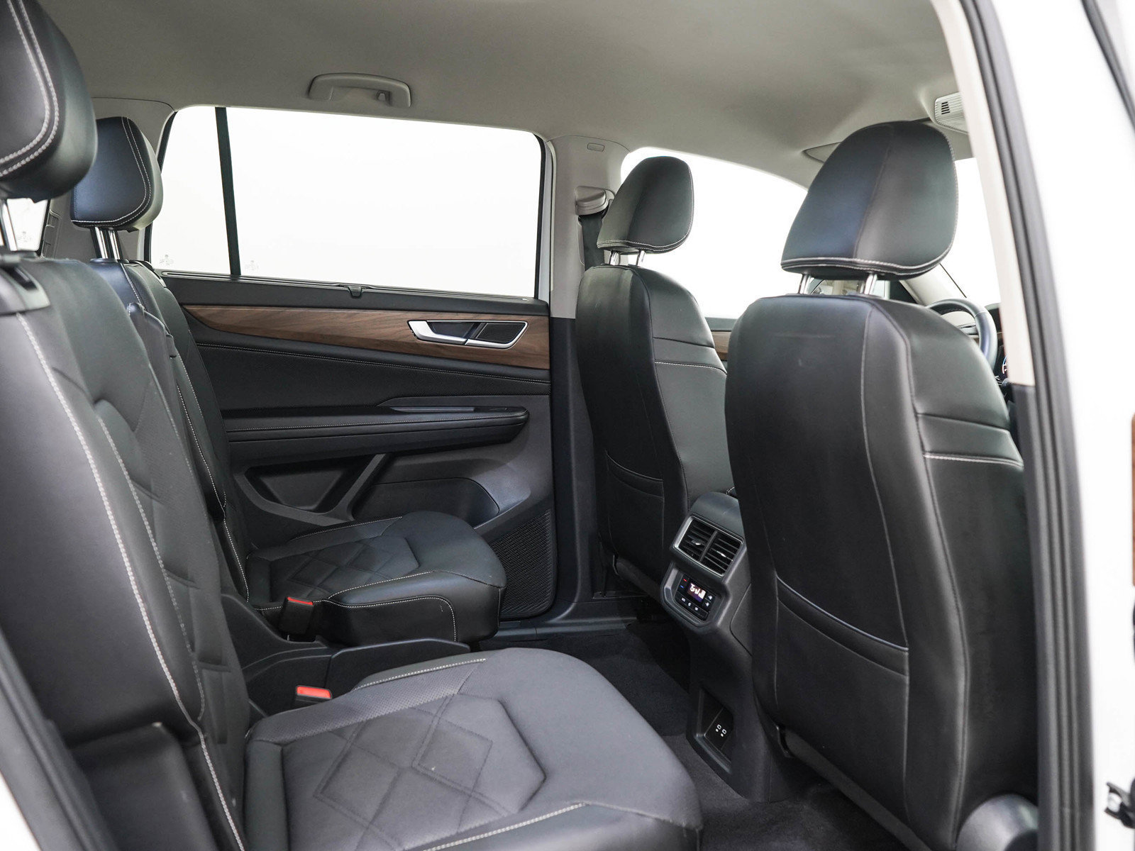 Used 2024 Volkswagen Atlas SE AWD/4WD image 14