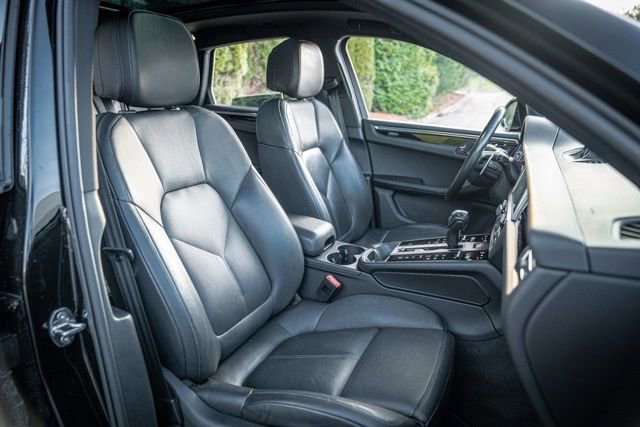 Used 2023 Porsche Macan Turbo image 33